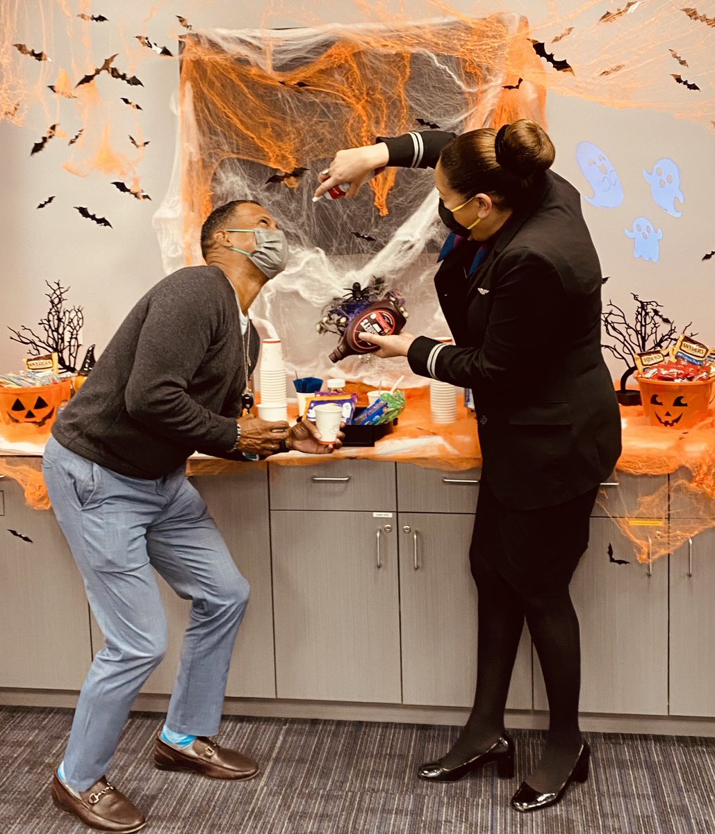 Mike_Love_UAL's tweet photo. Pre-Halloween Hot Chocolate Bar in IAD…Always great when one the International Pursers stops by for some IP shop talk before their flight..and adds a little humor. 😂 https://t.co/fxXxTRDBva