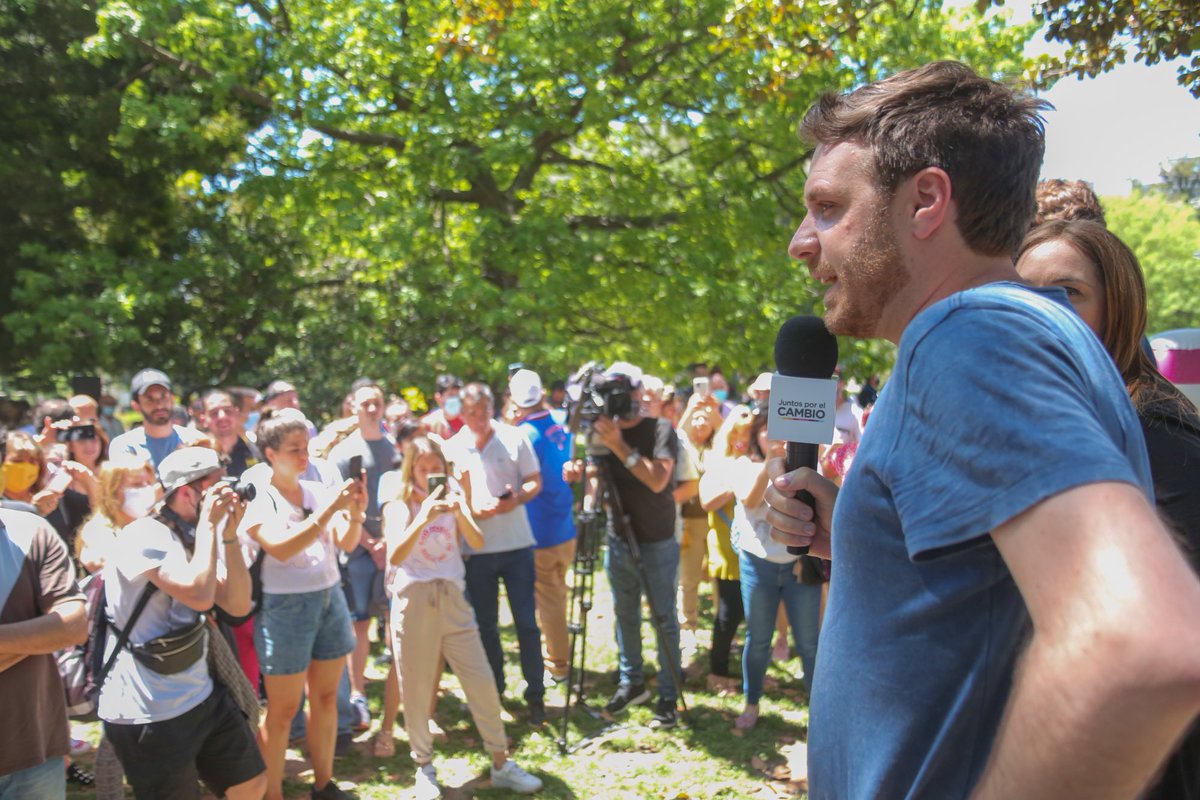 Después estuve con <a href="/mariuvidal/">María Eugenia Vidal</a> <a href="/GugaLusto/">Martín Lousteau</a> y <a href="/CarlaCarrizoAR/">Carla Carrizo</a> en Parque Rivadavia. Hablamos con los vecinos sobre la importancia de tener 120 diputados en el Congreso para ponerle un freno al kirchnerismo.