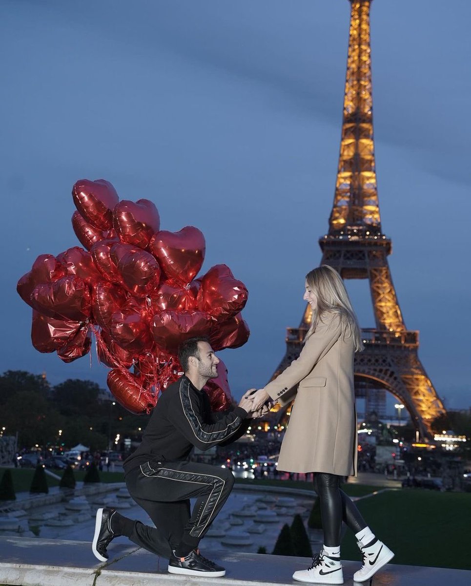Davanti alla Torre Eiffel non si può che dire di “SI”! 💍
Tantissimi auguri a Stefano e alla sua dolce Maria Paola! ❤️
📸 via IG <a href="/stetone91/">stefano travaglia</a> 

#tennis | #stayFIT