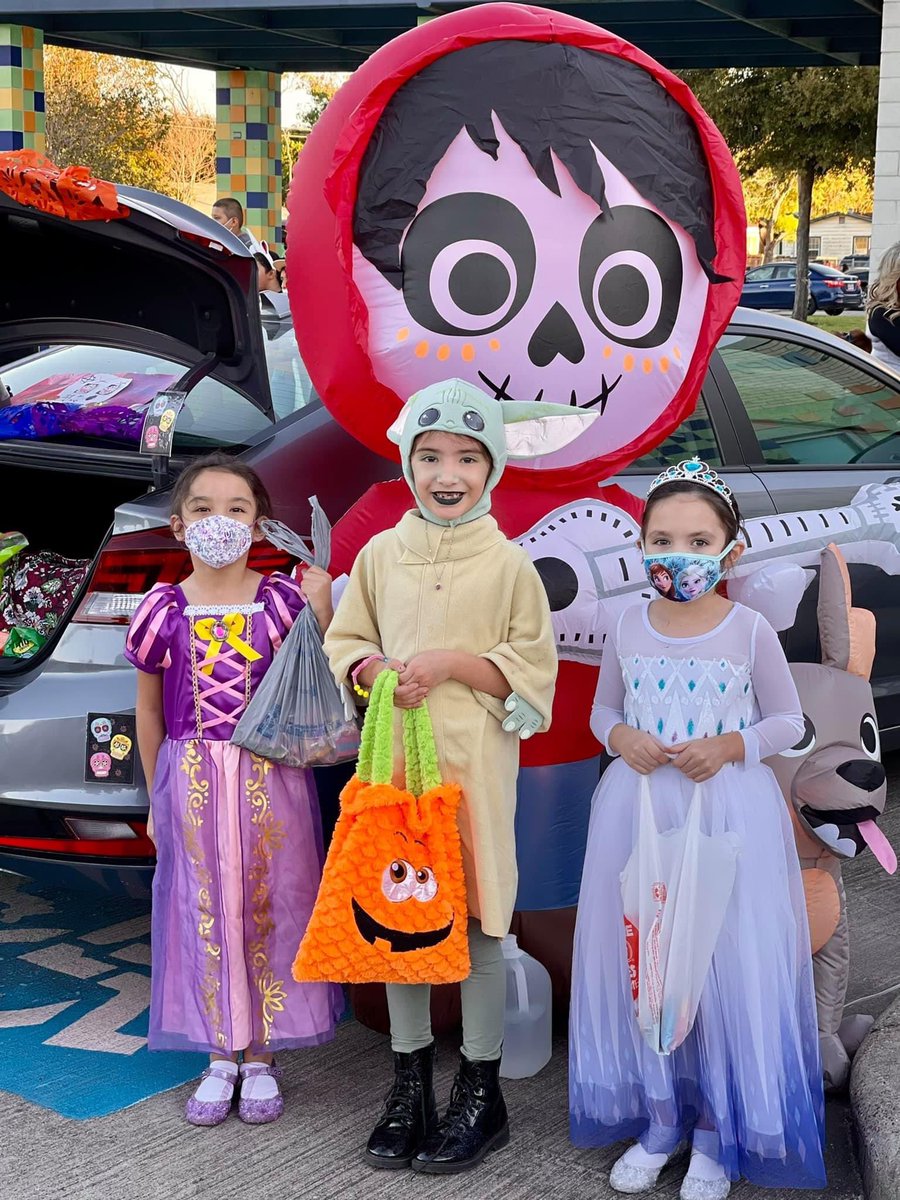ZCcisd's tweet photo. We had a wonderful Trunk or Treat yesterday! Thank you all staff, parents, students and community partners for participating! Go Aviators! @judith_hinojosa @SylBurkes @MitchanStacy @JohnAPrezas @CCISD @IHeartCKH https://t.co/blNNxZKbdM
