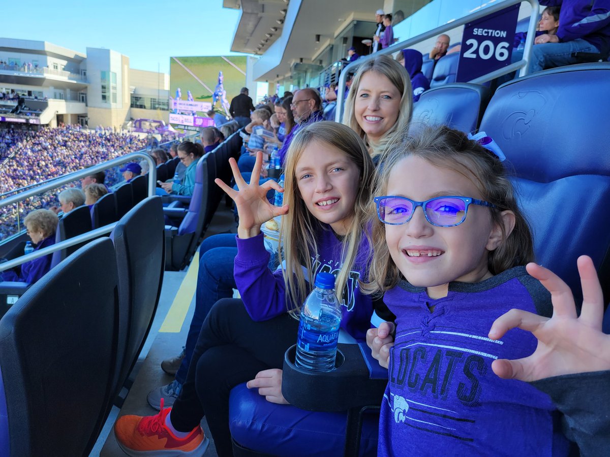 markkipp1's tweet photo. Game day with my girls! Go Cats! #kstate #kstatefb https://t.co/AwoZwgXhsq