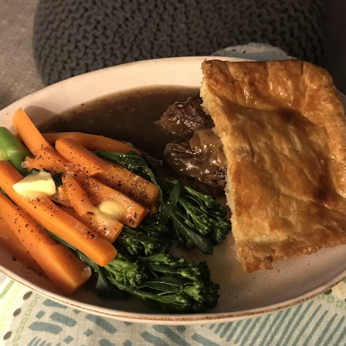 baRnby_s's tweet photo. And hereโs one I ate on my knee earlier ๐๐๐
#pie #meatpie #fromscratch #toorder #bassetlaw #worksop #northnotts #southyorkshire https://t.co/awIzKjDll4