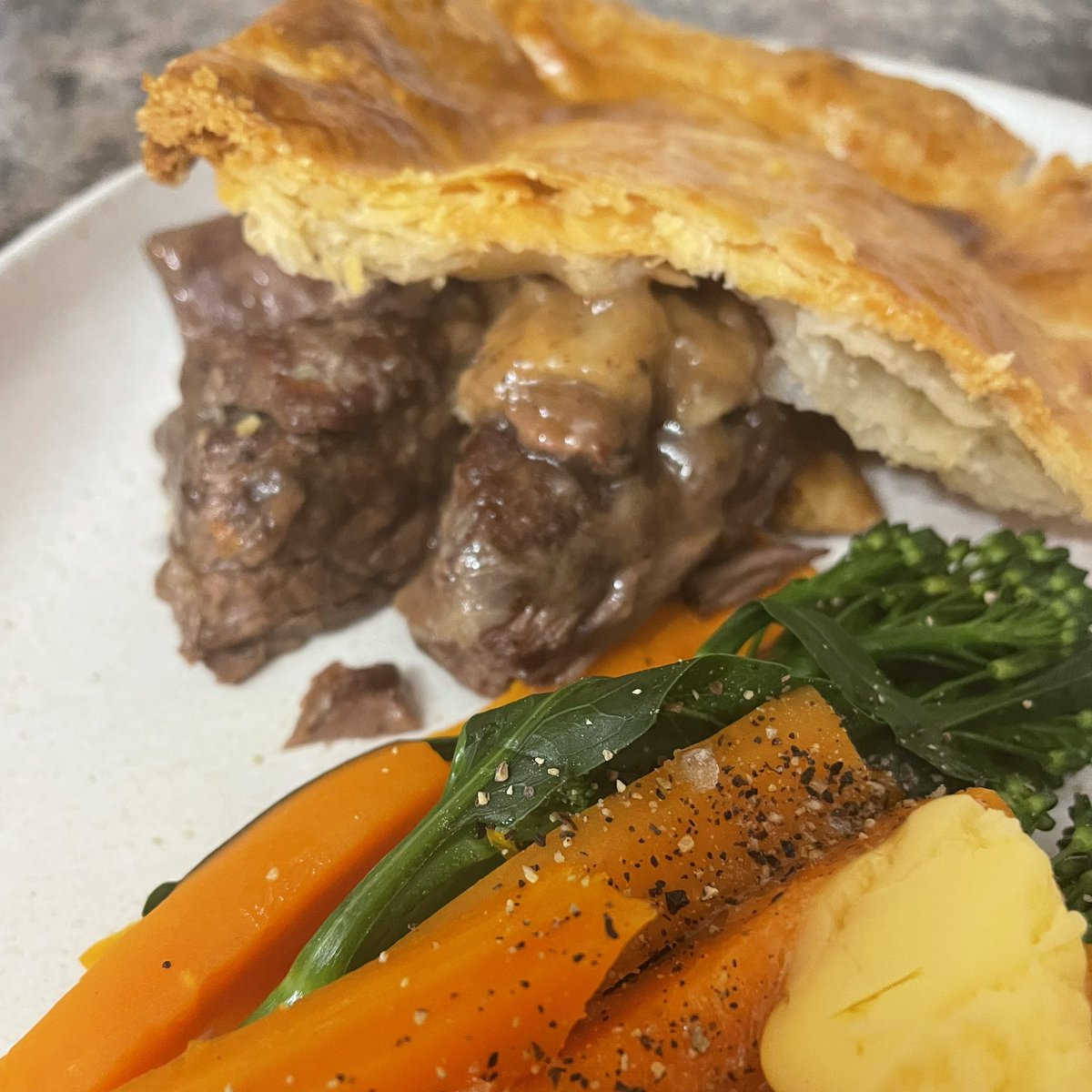 baRnby_s's tweet photo. And hereโs one I ate on my knee earlier ๐๐๐
#pie #meatpie #fromscratch #toorder #bassetlaw #worksop #northnotts #southyorkshire https://t.co/awIzKjDll4