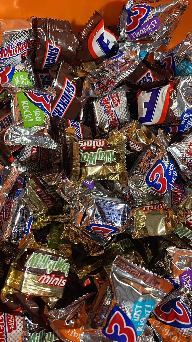 ronaroll's tweet image. DONT FORGET YOUR COSTUME! Ron-A-Roll is hosting a Halloween party 1-4pm !!! be there and be spooky👻💀