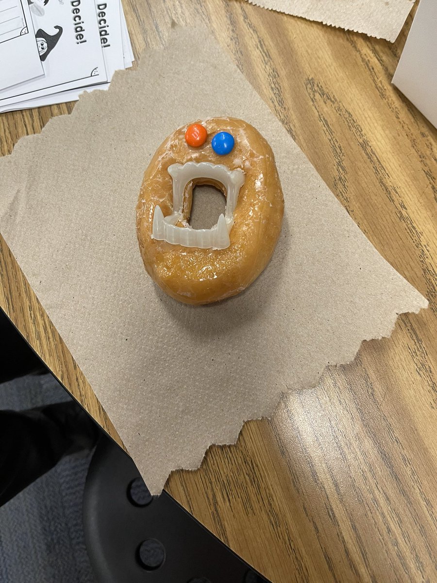 PhoRealTeacher's tweet image. Sp🕸🕸tacular Friday fun! #spookymath #spookydonut #4thgradestories #room610 #spookyfriday