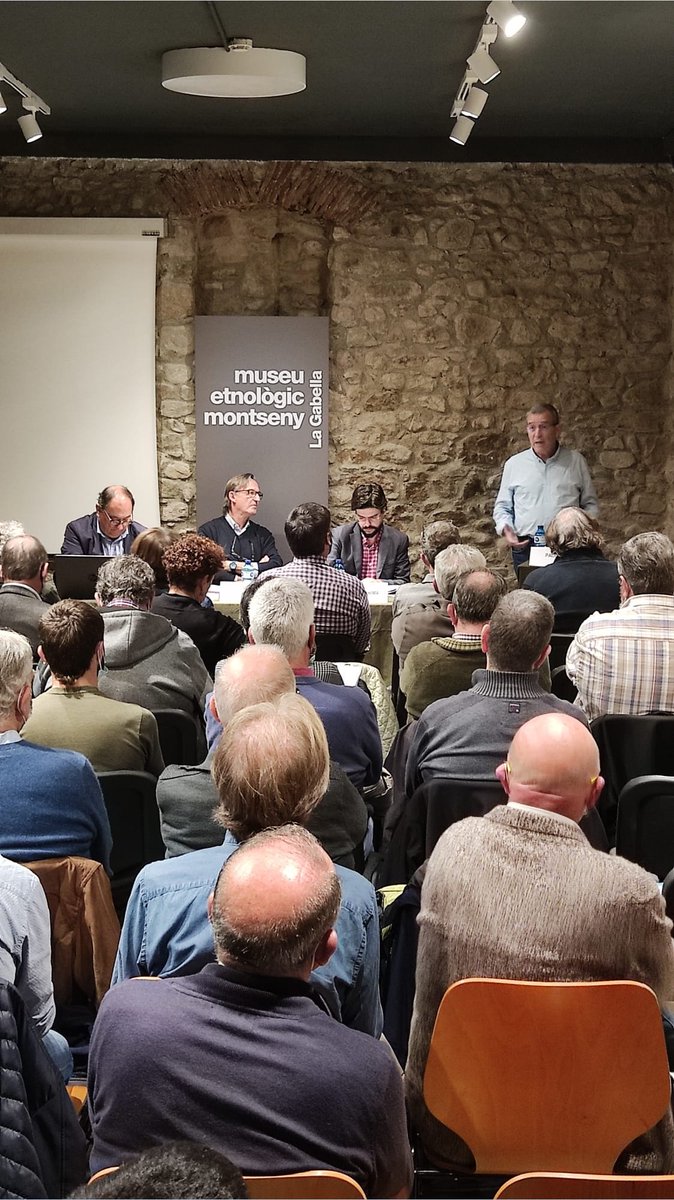 alexserrahima's tweet photo. Assemblea de País Rural d'avui. Intervencions de Josep Ma Vila d'Abadal, president, i de Paco Boya, secretari general d'Estat de despoblament rural del Ministeri de Transició Ecològica. Tal i com ha dit, si ballar és lluitar, doncs ballem. Seguim! https://t.co/d3JTBFJ6nh