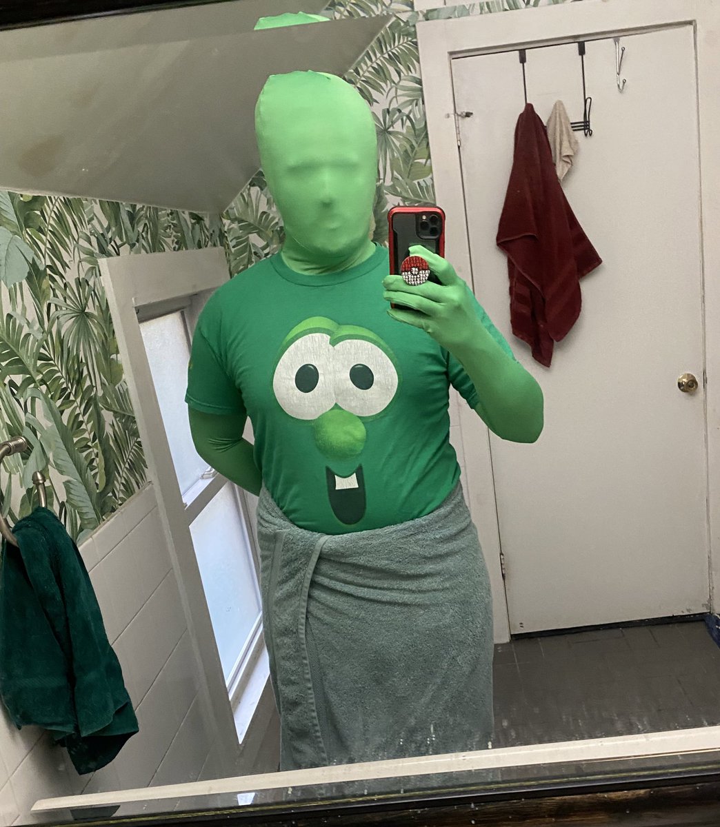prestovision's tweet photo. i’ll ask you one more time where is my fuckin hairbrush https://t.co/Oyfm7mLXg7