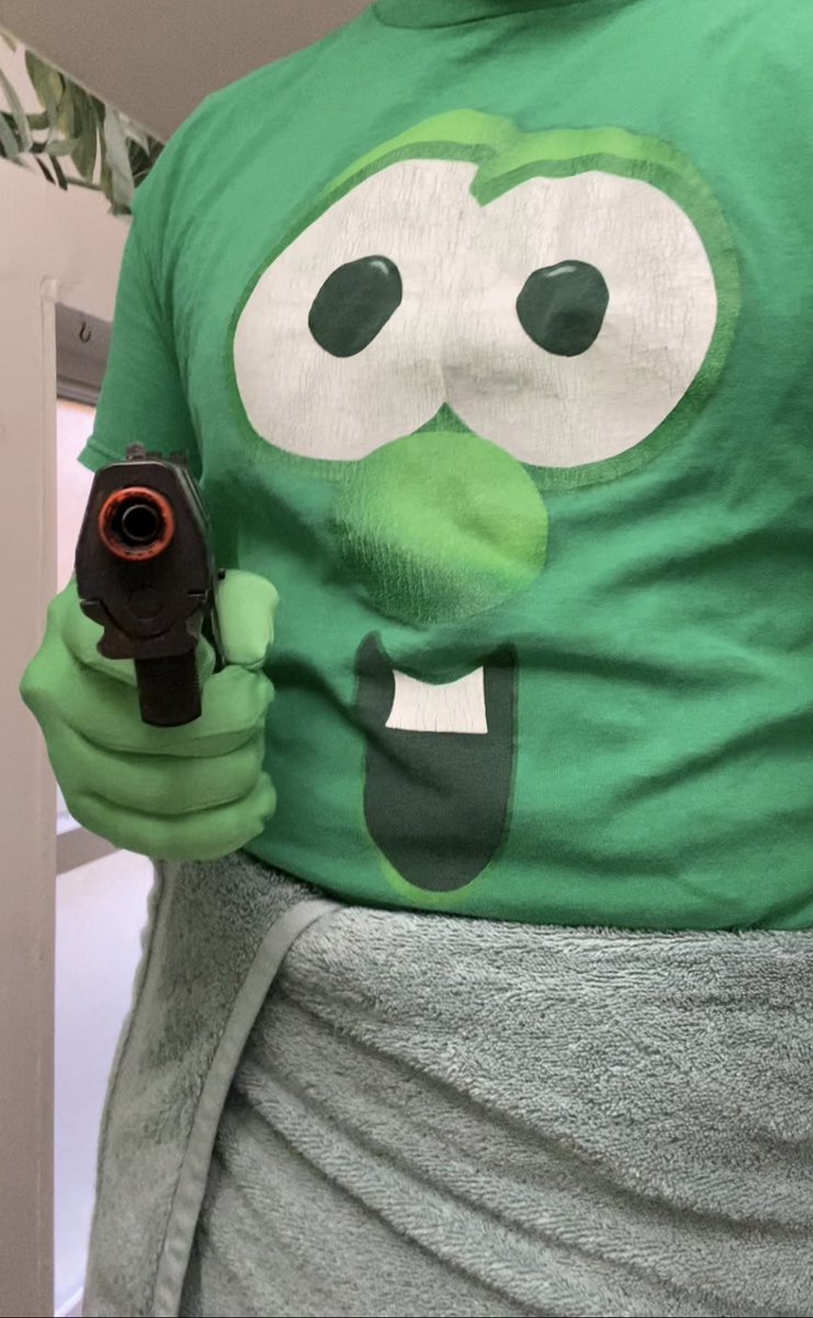 prestovision's tweet photo. i’ll ask you one more time where is my fuckin hairbrush https://t.co/Oyfm7mLXg7
