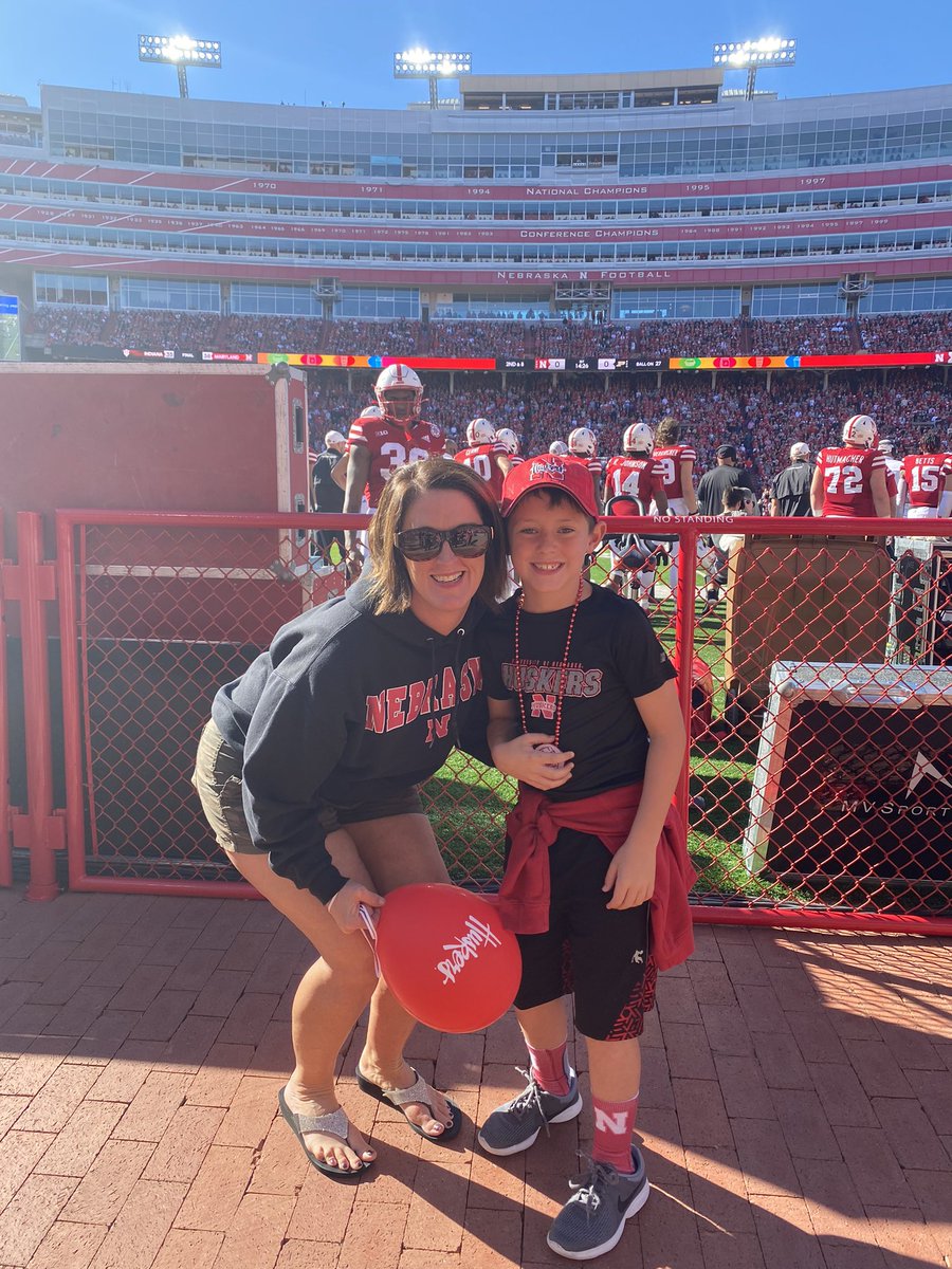 KaitiGeorge's tweet photo. First Husker Game with mom! Balloon โ๏ธtunnel walk โ๏ธnow for a Husker win! #huskers #nebraskafootball #bigscreenplease #twinsistergotonthebigscreenlastyear https://t.co/dJlFkiamPV