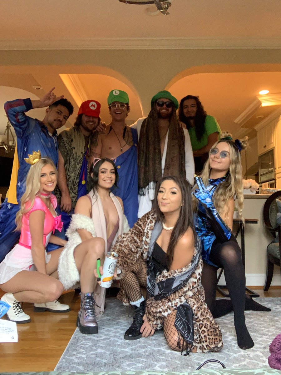 rogerrabbit541's tweet photo. The one group pic we got lmao 

Clearly the girls look amazing 🤣❤️ https://t.co/9ongZrLaaB