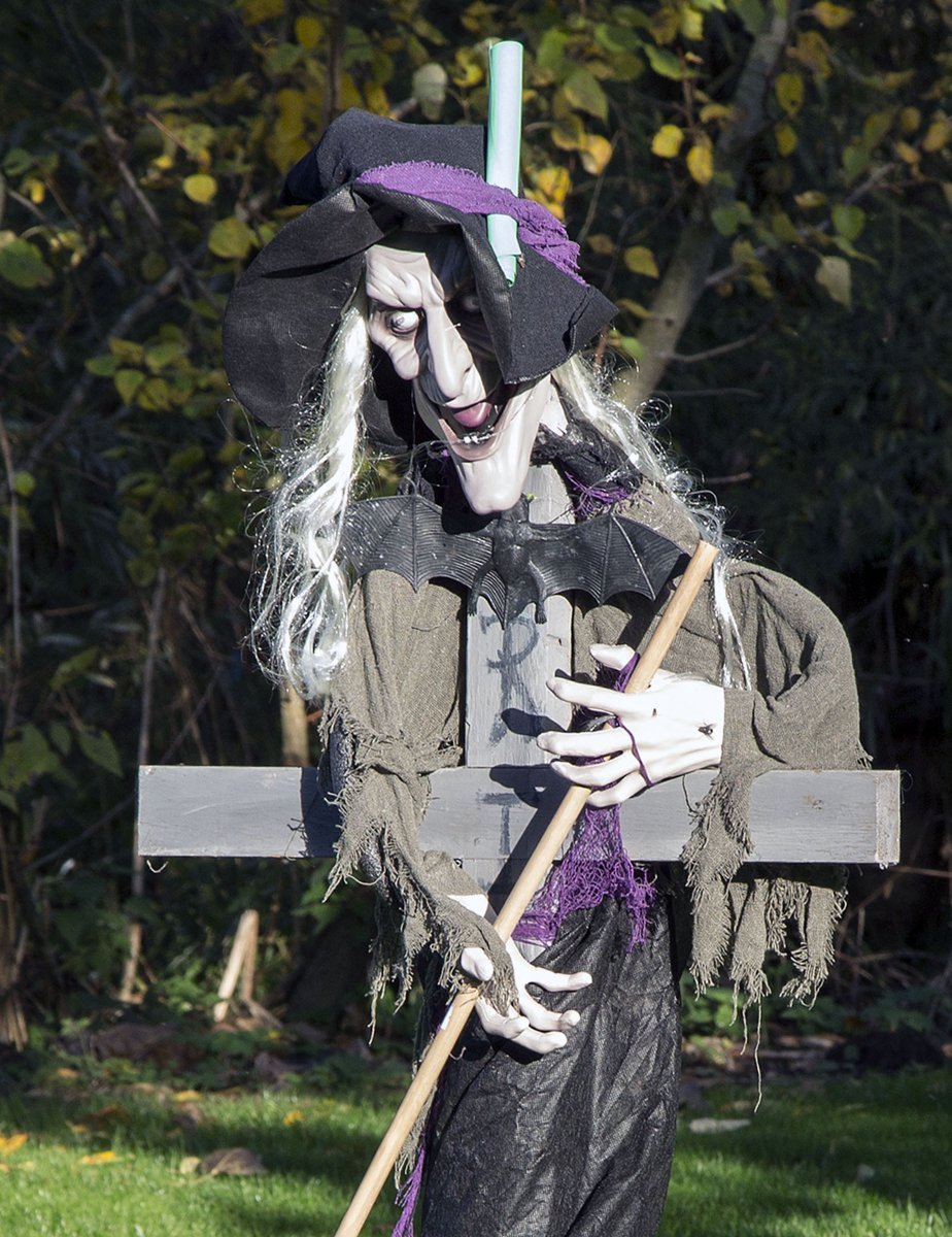GreySnapper03's tweet photo. The garden of Islip Mill,Northants all set for Halloween. https://t.co/cbku7FgVDi
