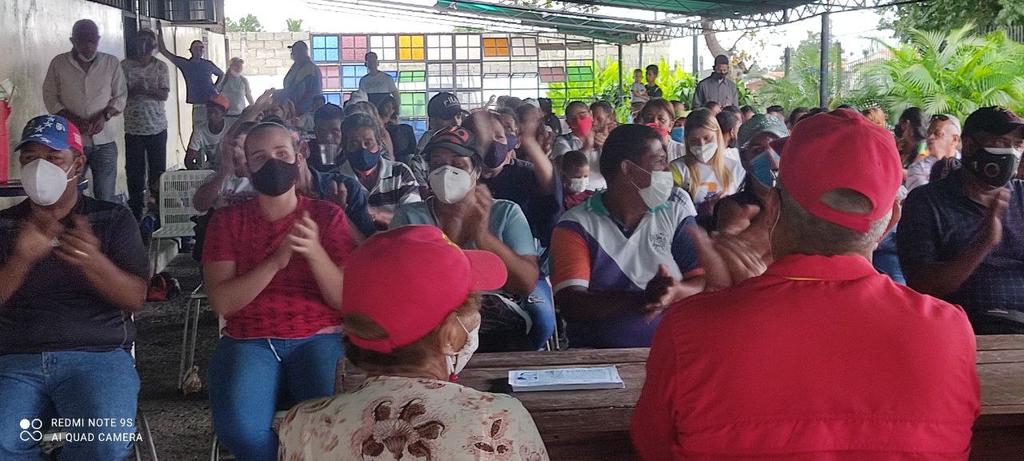 PCV_Venezuela's tweet photo. #AHORA En el municipio Independencia #Yaracuy juramentan el Voluntariado por la Defensa del Voto Gallo Rojo.

👥Participan dirigentes regionales del PCV, candidatos al Consejo Legislativo y Municipal, junto a los gallos para la Gobernación y Alcaldía, Miguel Hernández y Alí Silva https://t.co/sHIWtznyKk
