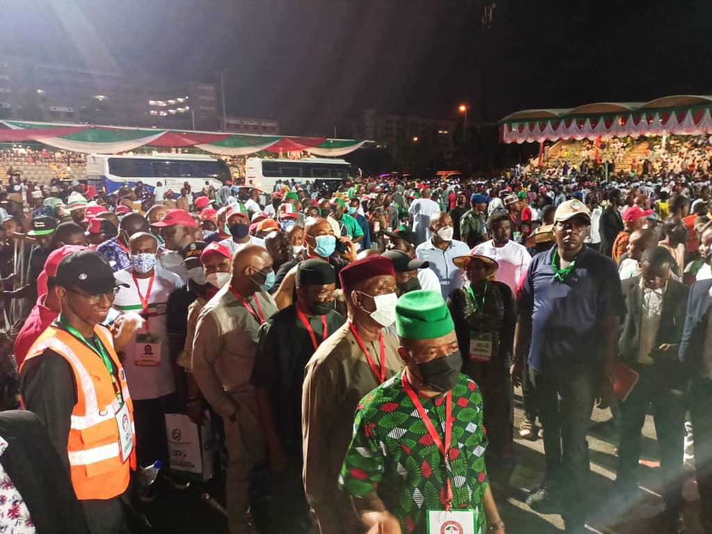 PDPRepublic's tweet image. His Excellency, Rt. Hon Emeka Ihedioha @EmekaIhedioha together with the State Chairman of the Party In Imo State, Engr. Charles Ugwu led other delegates to vote at the ongoing National Convention.

#PDPNationalConvention2021 #PDP2023