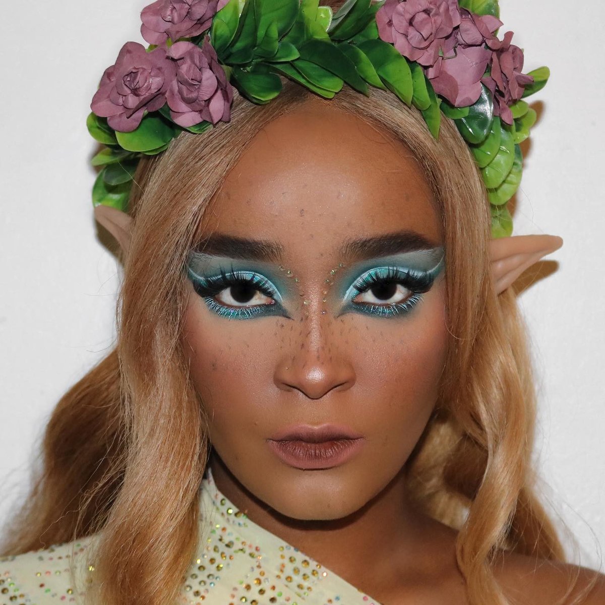 Pixie Dust 🧚 <a href="/nasrinosman_/">NAZ.</a> nails this fairy-inspired look using #AnastasiaBeverlyHills DIPBROW® Pomade in "Ebony" to achieve full, straight brows. ✨

Drop your latest Halloween looks down below! 🎃