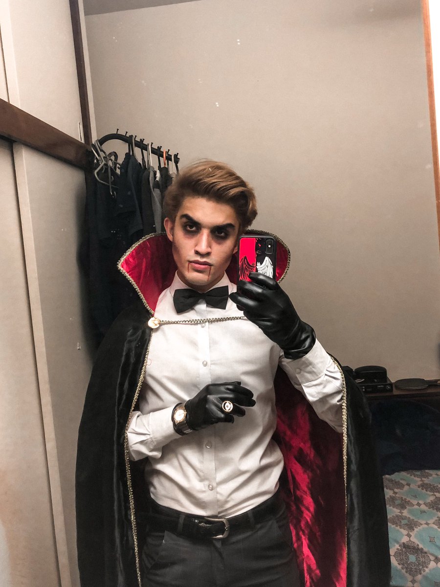 ak02k_'s tweet photo. nailed it 🧛‍♂️ https://t.co/Tw9mdpAsru