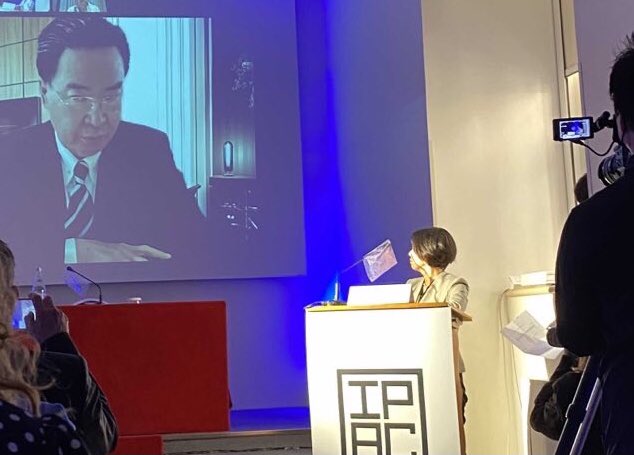 HongkongerV's tweet photo. 29.10 in 🇮🇹 #IPACRome, @ipacglobal not only discussed the #PillarOfShame but also launched the #DoNotExtradite campaign, pledging to advocate on behalf of all people threatened by extradition or deportation to 🇨🇳.

🙏🏻🙏🏻Thanks all🙏🏻🙏🏻#StandWithHongKong!

Photo: @finnlau_cd https://t.co/JfklWed7LQ