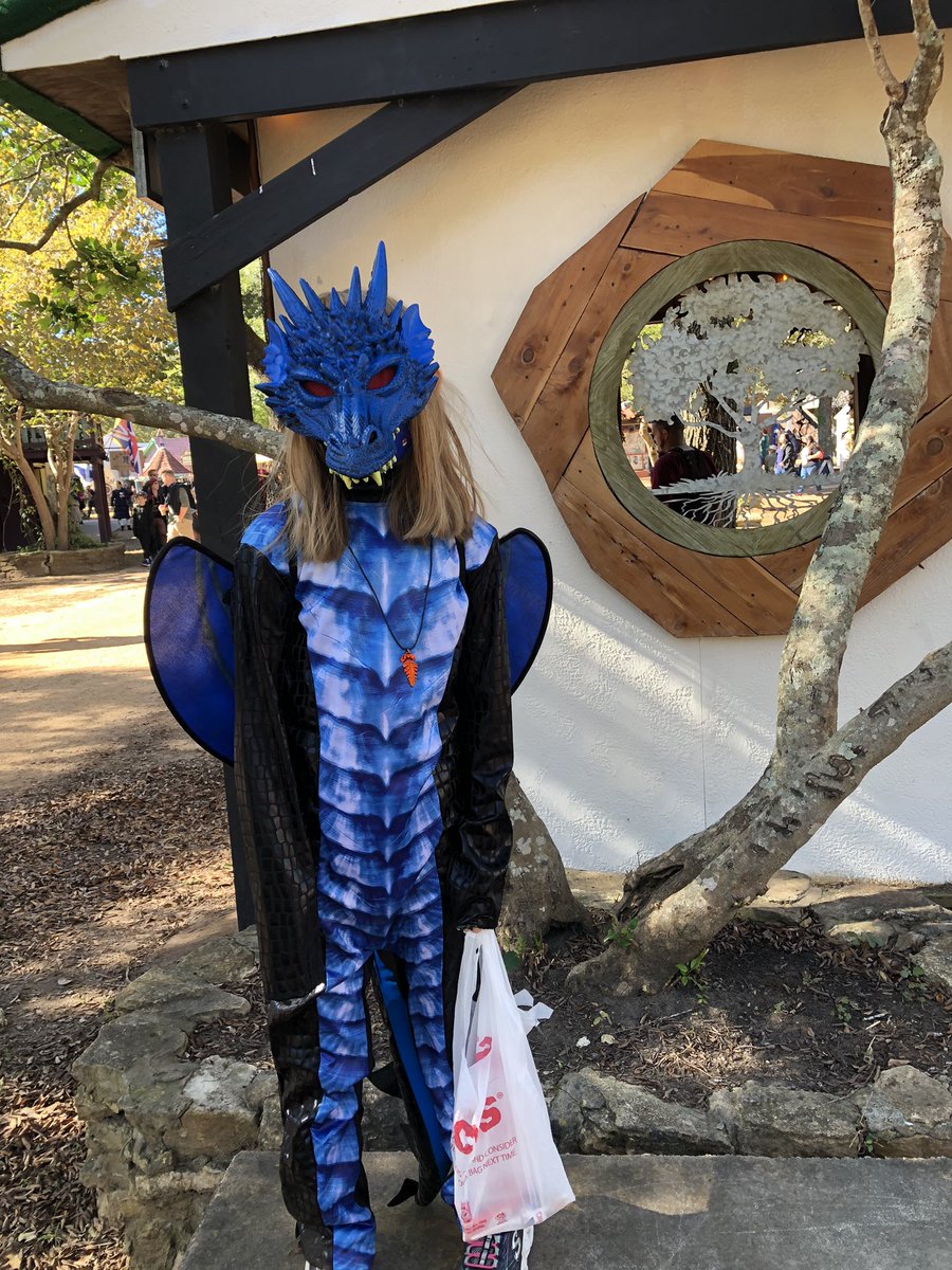 @texrenfest We just left but our little dragon loved the trick or treating 🐉