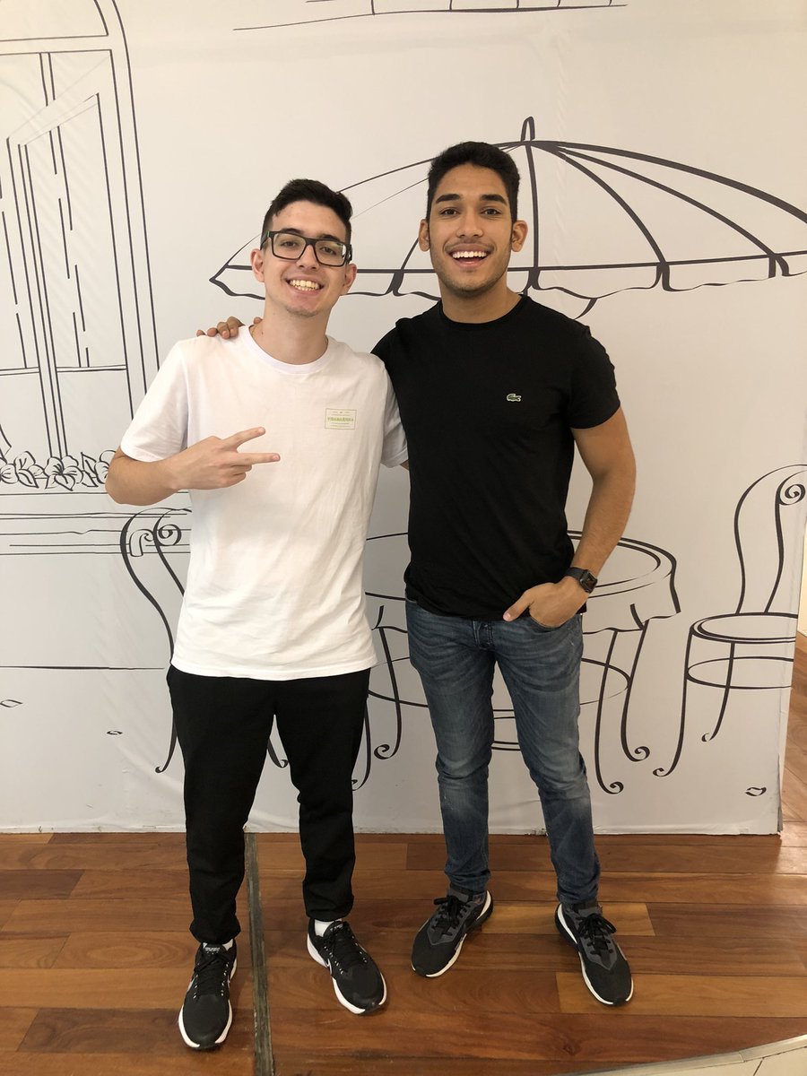GeleiaPlays_'s tweet photo. Encontrei o o grandioso Autêntico dos Games hoje!! https://t.co/wAtH1dxQz5