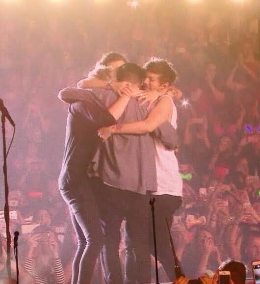 lvuis28's tweet image. It may be Halloween, but it’s also 6 years since One Direction’s last concert 🥲