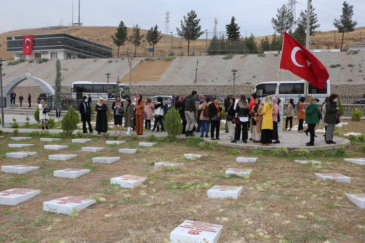 hatice_atan73's tweet photo. “81 İl Şehr-i Nuh’ta Buluşuyor”projemizin kıymetli kadın STK temsilcilerinden oluşan heyetle 2016 yılında kalleş terör örgütünün saldırısıyla şehit olan 12 fidanımızı,
29 Ekim Cumhuriyet Bayramında Cizre Şehitlik Anıtında ziyaret ederek,dua ettik.Bizler sizlere minnettarız. https://t.co/7aqBSCrWPU