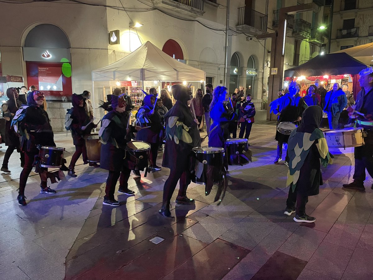 Aj_Ripoll's tweet photo. 📸 Primera nit de l’Esotèring Shopping Night a #Ripoll! Amb la inauguració per part de les autoritats, benedicció de les botigues, una cercavila amb els Diables i molt ambient! També hi ha actiu un sorteig per tothom qui compri. 

#RipollperCompartir https://t.co/SwvABBkxSU