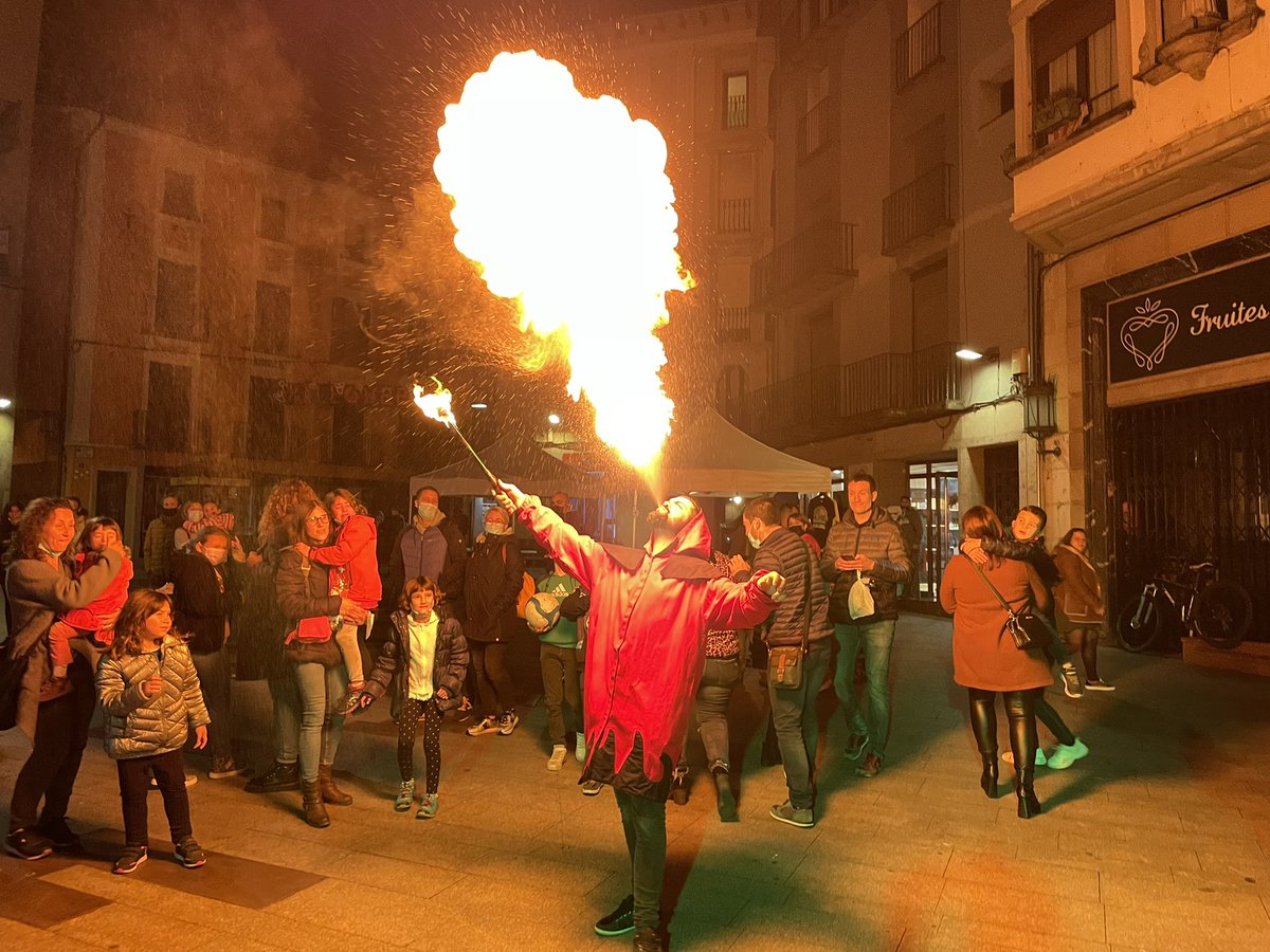 Aj_Ripoll's tweet photo. 📸 Primera nit de l’Esotèring Shopping Night a #Ripoll! Amb la inauguració per part de les autoritats, benedicció de les botigues, una cercavila amb els Diables i molt ambient! També hi ha actiu un sorteig per tothom qui compri. 

#RipollperCompartir https://t.co/SwvABBkxSU