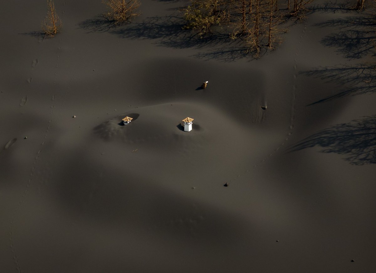 Imágenes de casas totalmente sepultadas por la ceniza del volcán en La Palma.

📷  Emilio Morenatti