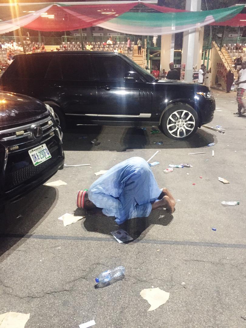 babarh_'s tweet image. A Kwankwasiyya delegate from Kano State  observing night prayer at PDP national convention in Abuja. 

#PDPConvention
#PDPNationalConvention