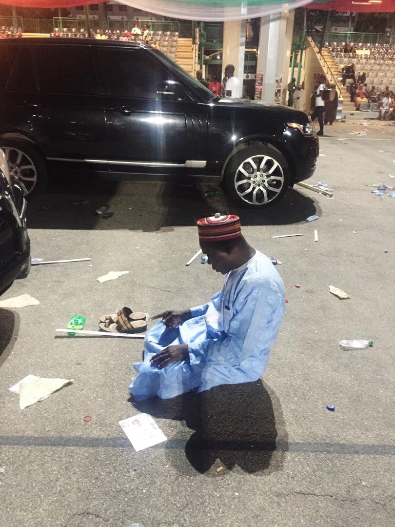 babarh_'s tweet image. A Kwankwasiyya delegate from Kano State  observing night prayer at PDP national convention in Abuja. 

#PDPConvention
#PDPNationalConvention