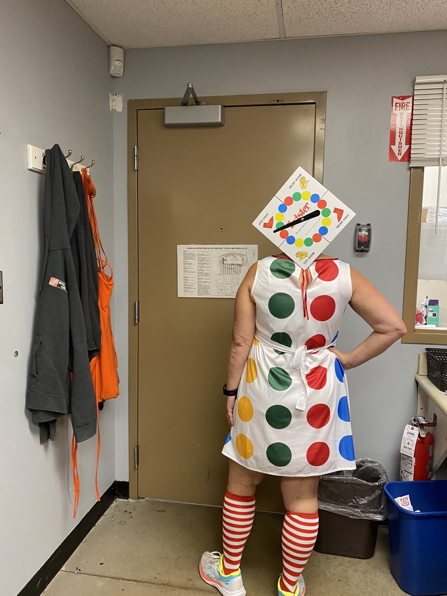 DanielleSConner's tweet photo. Teamwork makes the scream work @ 3860!!! Milisa is our creative “outlet”; coming to have some Twisted fun!!!! #CAM #Homerween https://t.co/muay5GWc1P