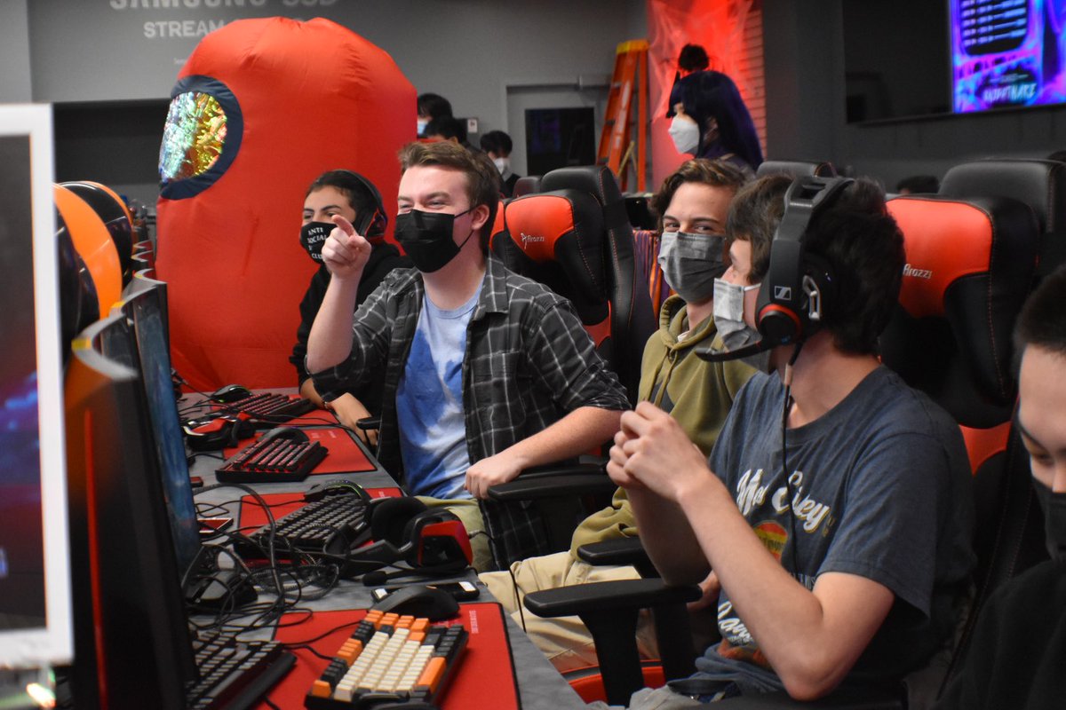RUEsportsClub's tweet photo. when everyone thinks you're the imposter but you were just trying to play R6 at #ScarletKnightmare2021 #redissus https://t.co/V3hO8FH5lK