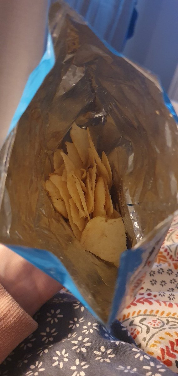 153_lou's tweet photo. Golden wonder.... Do you want to explain to me where the other half of my bag o crisps are!? I sure WONDER!? Utterly Criminal! #GoldenWondercrisps #crispthief #halfabag #GoldenWonderUK ๐ค๐ค๐ค๐ค๐ค๐ค๐ค https://t.co/ep7KD1JD7D