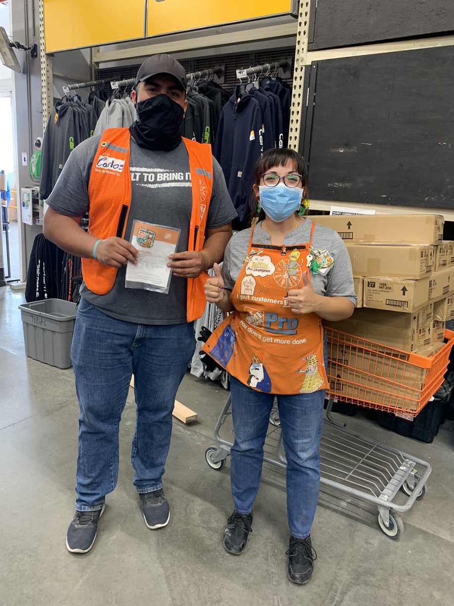 slight throwback to thanking our Pro Loader Carlos with a homer for everything he does to keep business running smooth and outside looking fantastic! 🤓 <a href="/DianaSundermann/">Diana Sundermann</a> <a href="/Dalton8523/">Dalton8523</a> @OscarM_8523 @MariFino8523VOA @JeanMed_8523 @Fuerstenberg15 <a href="/InFocus8523/">8523 InFocus</a>