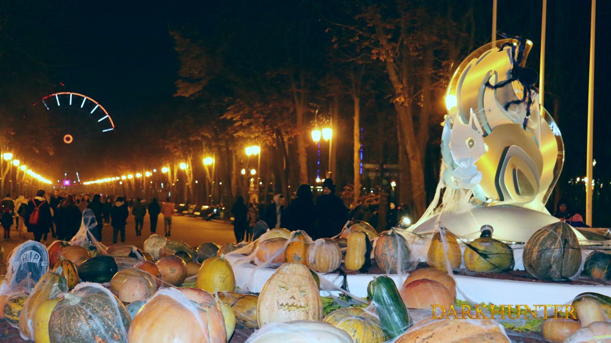 DARKHUNTERUA's tweet image. З усіх західних свят у Харківських молодіжних субкультурах чомусь особливо прижився Хеловін. Молодь готується до нього заздалегідь, як і власники багатьох кафе та крамничок у центрі міста... 
 #Хелловін #Харків #DARKHUNTER #halloween2021