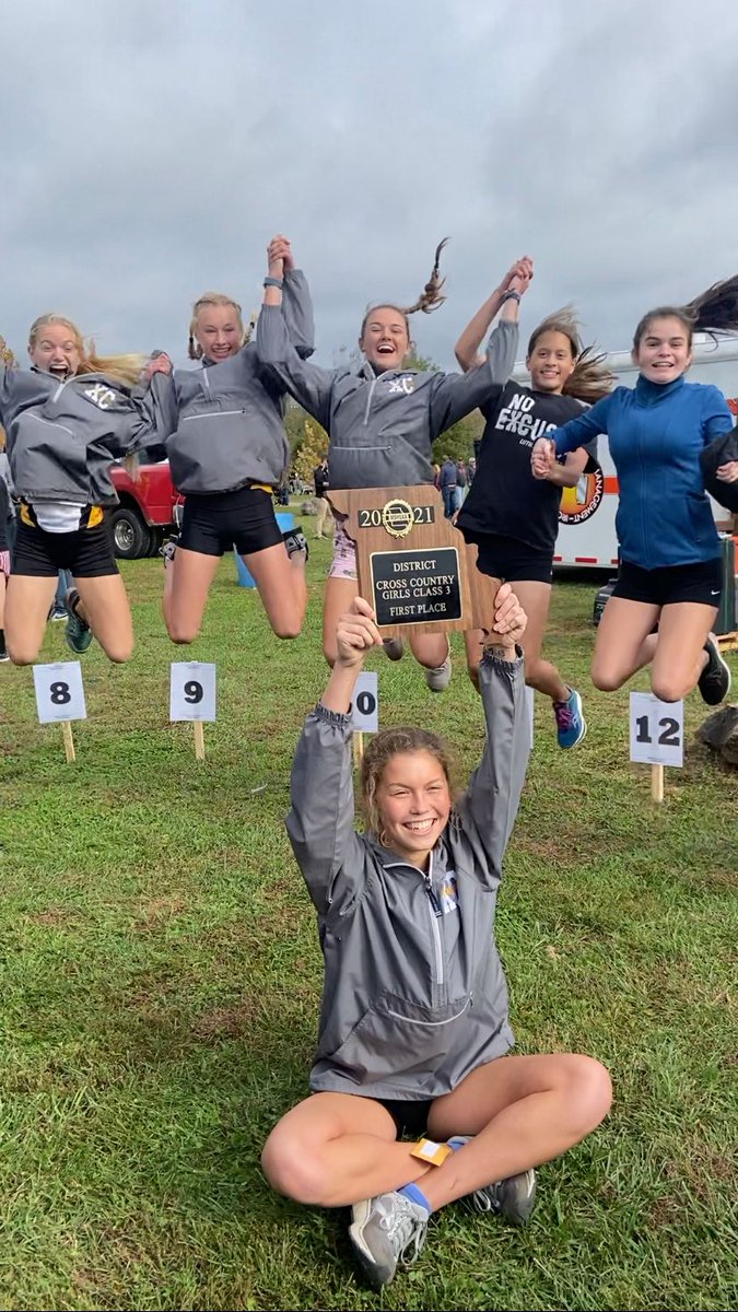 LHSSSTL's tweet photo. District champs! The girls cross country team took first at districts with five girls running in the top 20. The boys took fourth, landing both teams spots at the state meet. Additionally, Adam Snoke and Reese Schelp were individual district champions!🏃‍♀️🏃 https://t.co/p1buYCBYT6