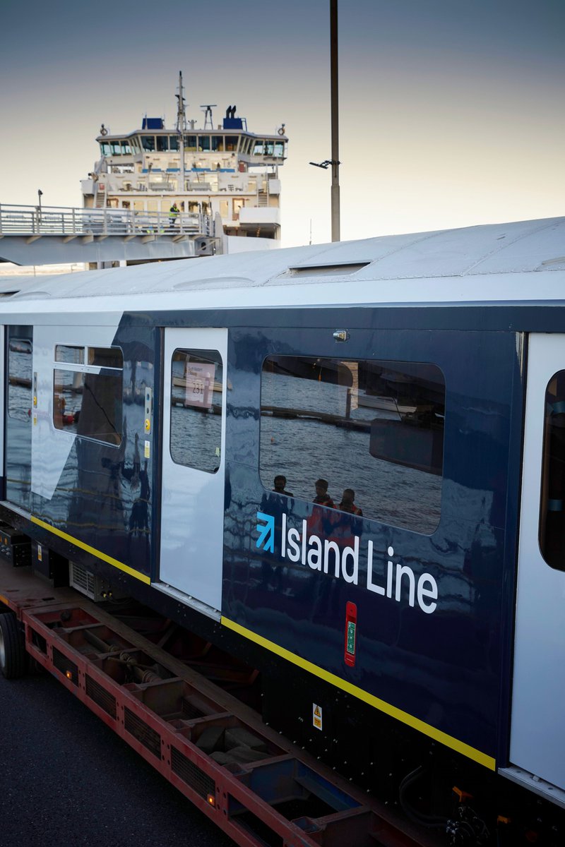 Vivarail's tweet image. OK, showing off - the truly versatile Class 230 and 484s - DEMUs, EMUs, BEMUs, DBEMUs - I've run out now, have some pictures ...