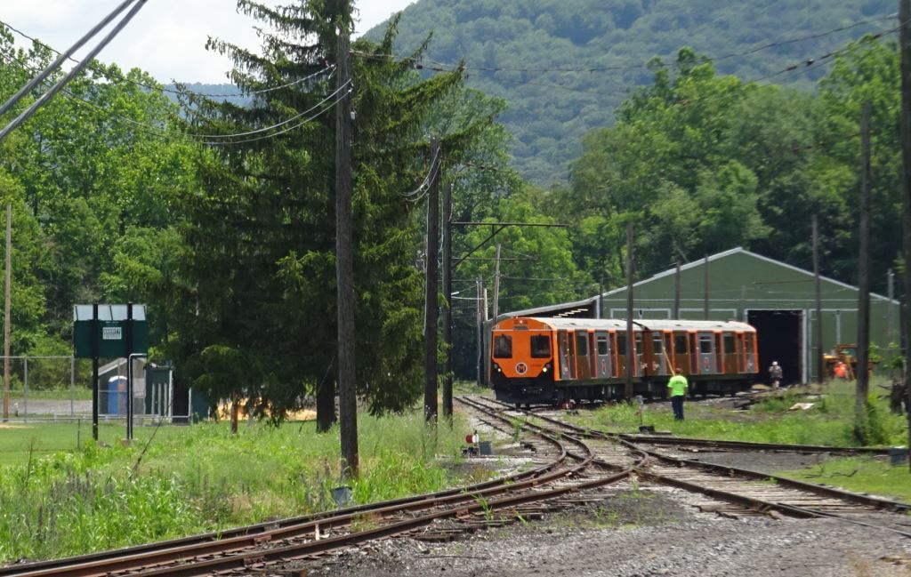 Vivarail's tweet image. OK, showing off - the truly versatile Class 230 and 484s - DEMUs, EMUs, BEMUs, DBEMUs - I've run out now, have some pictures ...