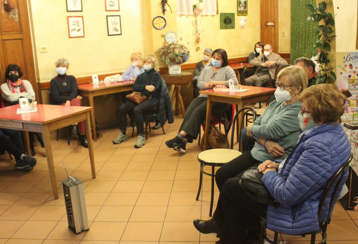 Il prof. #GiacomoVaccarino ai #CaffèCulturaliViù oggi #30ottobre con 'La Coscienza infelice'. Ha presentato ed intervistato l'autore il cav. @alessand_mella. Foto di Karen Giacobino.
 #storia #cultura #vallidilanzo #libri #libro