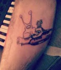 Daniel Johnston (@danieljohnston) on Twitter photo <a href="/danieljohnston/">Daniel Johnston</a>
On the inner side of Mac Miller's right leg, he had a tattoo of Daniel's Jeremiah from the cover of his album Hi How Are you (The Unfinished Album) riding the Beatle's Yellow Submarine.
#macmillertattoos #danieljohnstontrivia <a href="/danieljohnston/">Daniel Johnston</a>
On the inner side of Mac Miller's right leg, he had a tattoo of Daniel's Jeremiah from the cover of his album Hi How Are you (The Unfinished Album) riding the Beatle's Yellow Submarine.
#macmillertattoos #danieljohnstontrivia