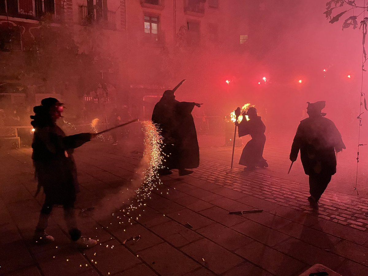 Aj_Ripoll's tweet photo. 🔥 Espectacular espectacle de foc amb els Diables de #Ripoll durant la primera nit de l’Esotèric Shopping Night! 

#RipollperCompartir https://t.co/zcJhDWuKnA