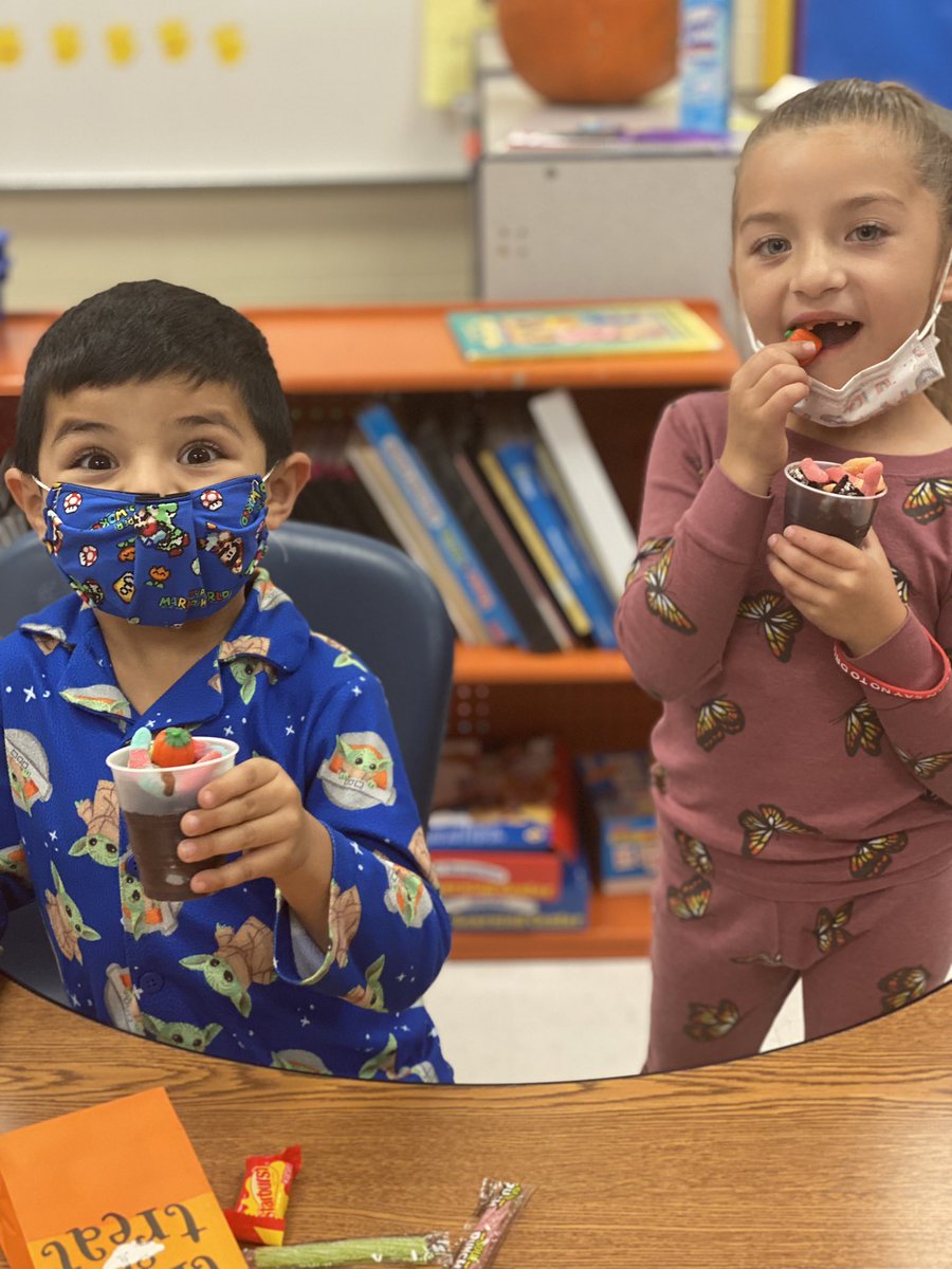 Jessica_garza86's tweet photo. Pajamas, pumpkin seeds, & pumpkin patch dirt cups for us and all of our friends! 🎃 #pioneerpride made the perfect after school snack for my kiddos! #perezisfamily #tinychefs @MISD_Parents1 https://t.co/nNzZKtLwog