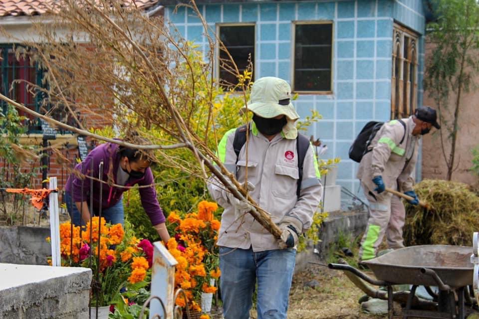 TlahuacRenace's tweet photo. Las y los compañeros de las áreas de Limpias y Parques y Jardines, en colaboración con las y los vecinos, realizaron una jornada para #enchular al panteón viejo y al nuevo, del pueblo de San Francisco #Tlaltenco.
Estamos listos para recibir a nuestros queridos fieles difuntos. https://t.co/f0GE3isJOK