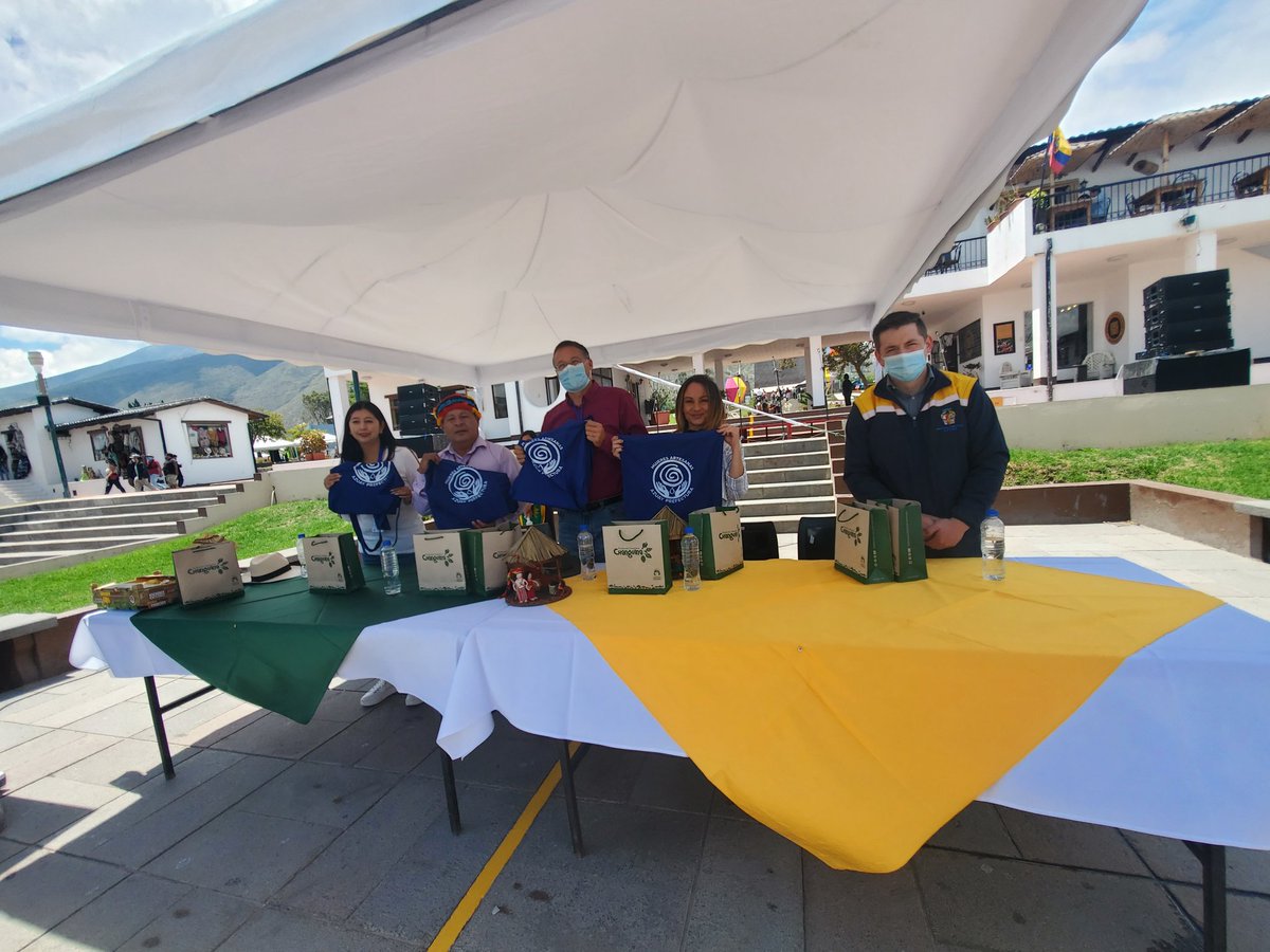 #ElMundoEnLaMitadDelMundo presenta a las provincias de #MoronaSantiago y #Azuay quienes expondrán durante este sábado 30 y domingo 31 de octubre, lo mejor del turismo, producción, arte y tradiciones. Invitados a visitar y conocer más de estas hermosas y productivas #Provincias 👇🏼