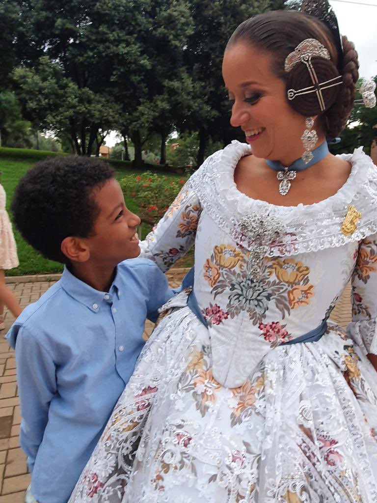 Enhorabona a Sara Garrigues Royo, Fallera Major de Torrent 2022 en la seua Exaltació. En la image junt a la nostra Fallera Major, Anna Mora Miquel i Miguel Àngel González.