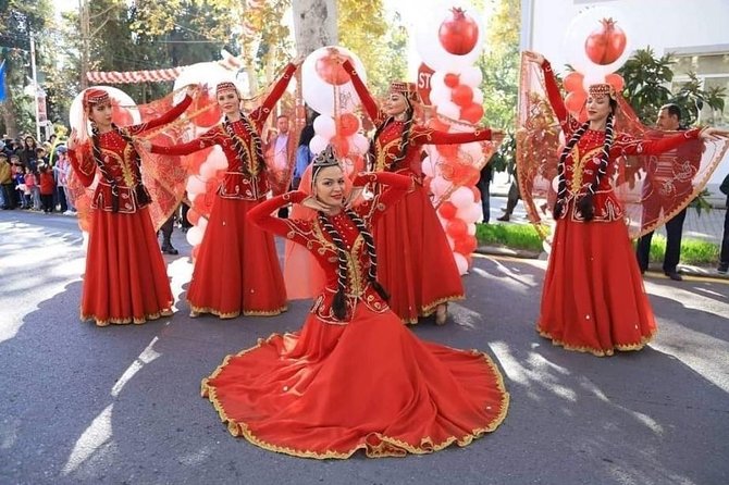 Гёйчай праздник граната. Гёйчайский район азербайджан. Азербайджан гейчайский район. Гёйчайский район азербайджан. Праздник гранатового сока.