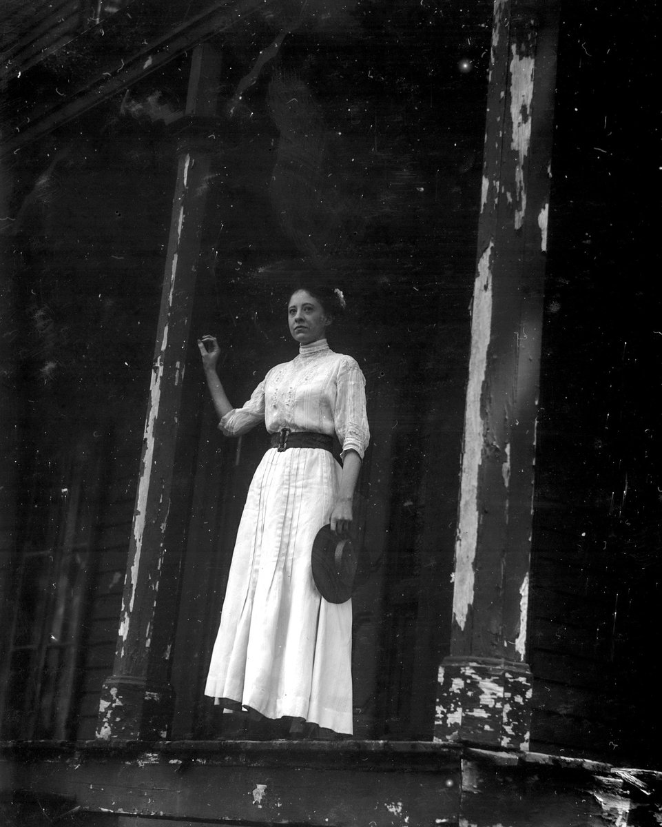 Patternermage's tweet photo. The #fallforcostume day 30 theme is “antique”
Photo of me wearing antique garments by @MHermannPhoto using his antique revolving-back Tele-Graflex camera on a silver gelatin dry plate
The best. https://t.co/O4mdB1HFwu