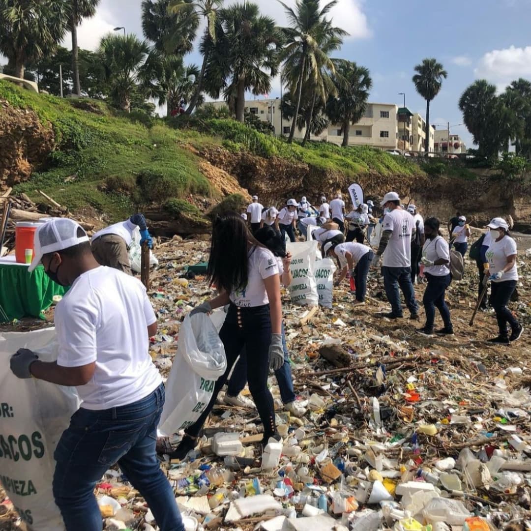 airdmedia's tweet photo. 📌 Nuestra VPE y presidente de NUVI,  @circealmanzar, encabezó la jornada de limpieza y manifestó su compromiso con el cuidado de nuestro medio ambiente.

Seguimos sumando voluntades con compromiso y responsabilidad social. 

#economíacircular #nuvimarketplace  #reciclaje #AIRD https://t.co/D7RC6nFLza