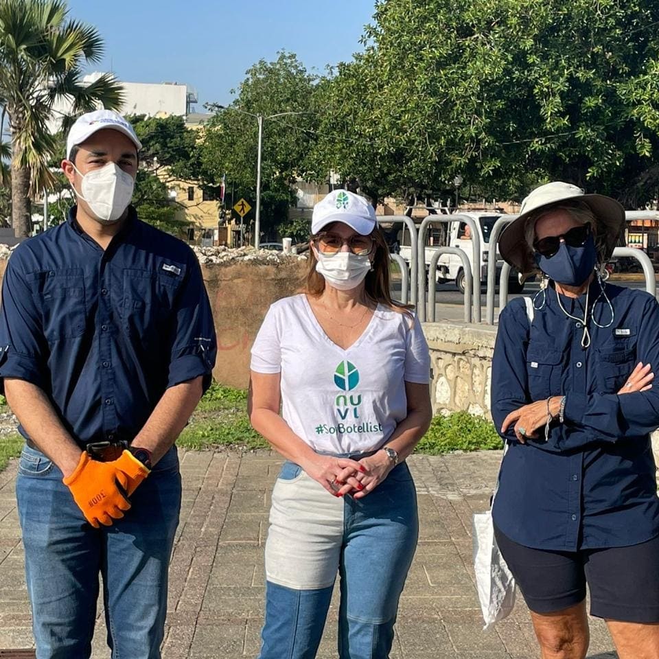 airdmedia's tweet photo. 📌 Nuestra VPE y presidente de NUVI,  @circealmanzar, encabezó la jornada de limpieza y manifestó su compromiso con el cuidado de nuestro medio ambiente.

Seguimos sumando voluntades con compromiso y responsabilidad social. 

#economíacircular #nuvimarketplace  #reciclaje #AIRD https://t.co/D7RC6nFLza