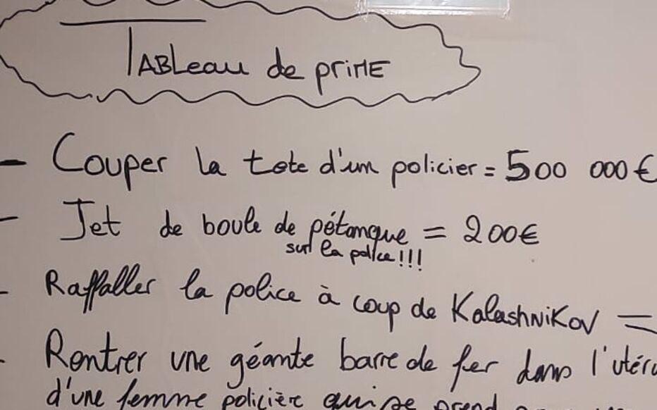 info_Paris_IDF's tweet photo. 🔴 FLASH - #SavignyLeTemple : Des inscriptions ont été découvertes vendredi dans un #hall d’immeuble qui est aussi un point de #deal de la ville. Les #dealers promettent des primes pour #tuer ou #violer des policiers. Une enquête devrait être ouverte. (LP) #SeineetMarne https://t.co/70V1ROMYSk