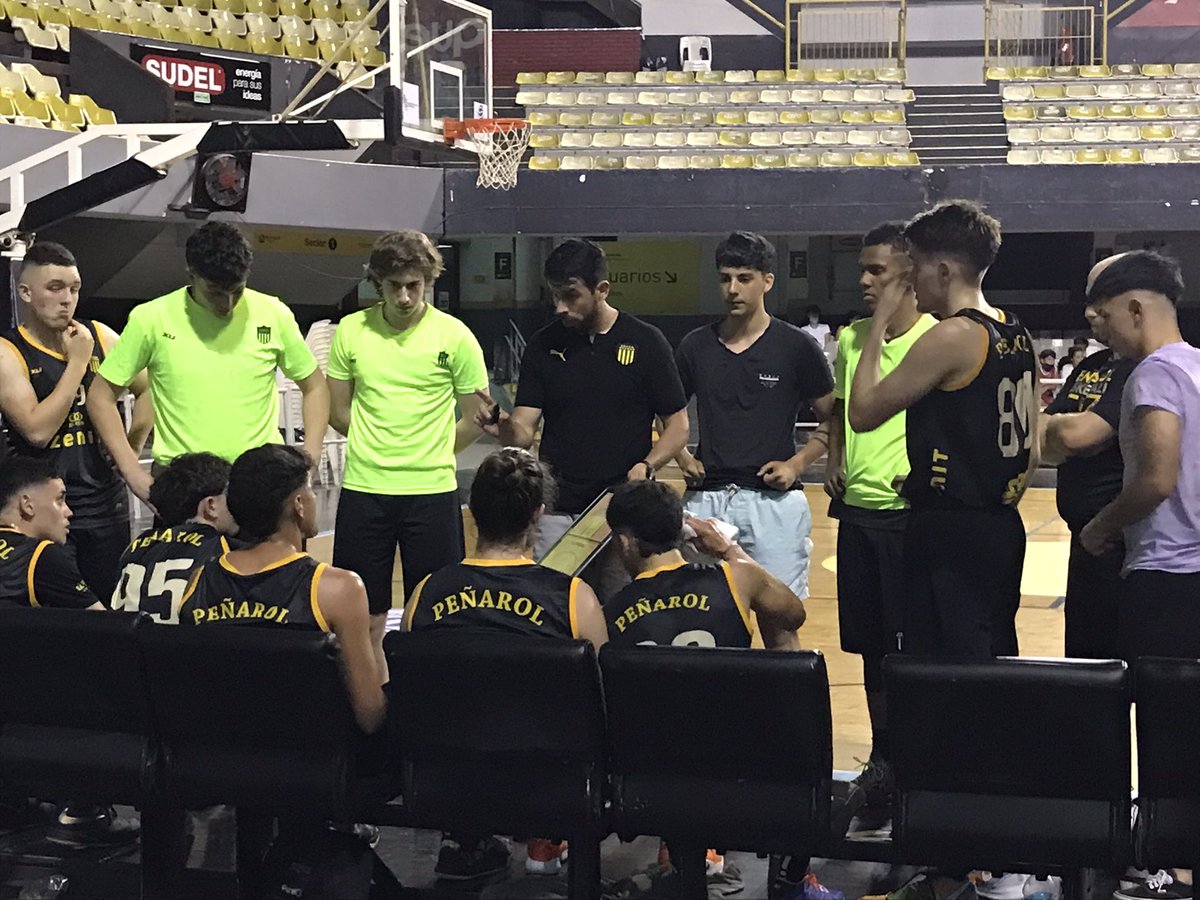 gustavaso1971's tweet photo. #Formativas2021 🏀
@BasketCAPuy
Partidazo de la U19
Vamos los pibes del club!. https://t.co/wsSCpVLN8J